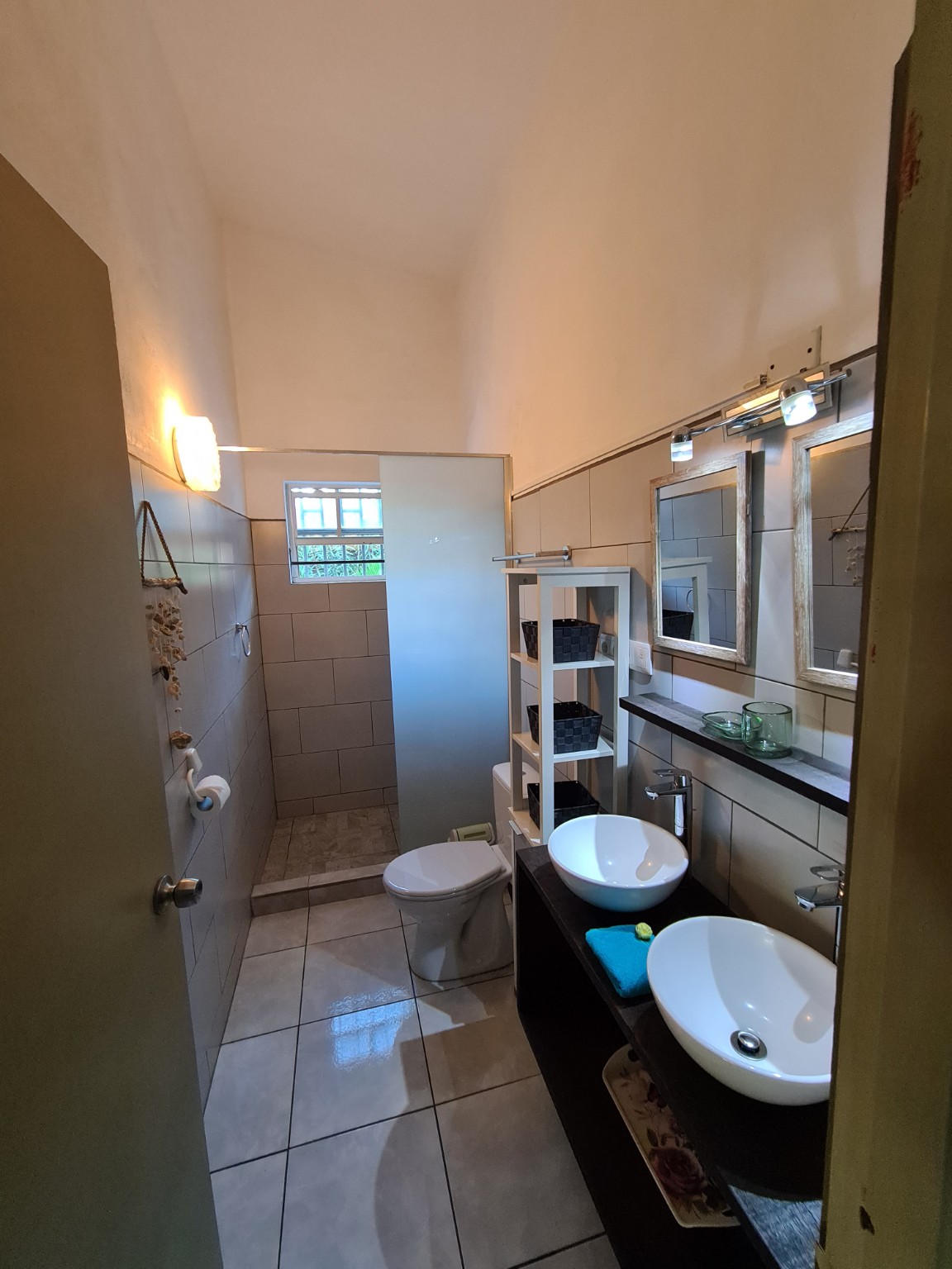 Badkamer met inloopdouche en dubbele wastafel