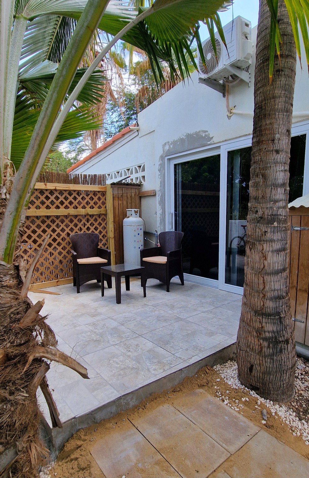 Privé terras tussen de palmen