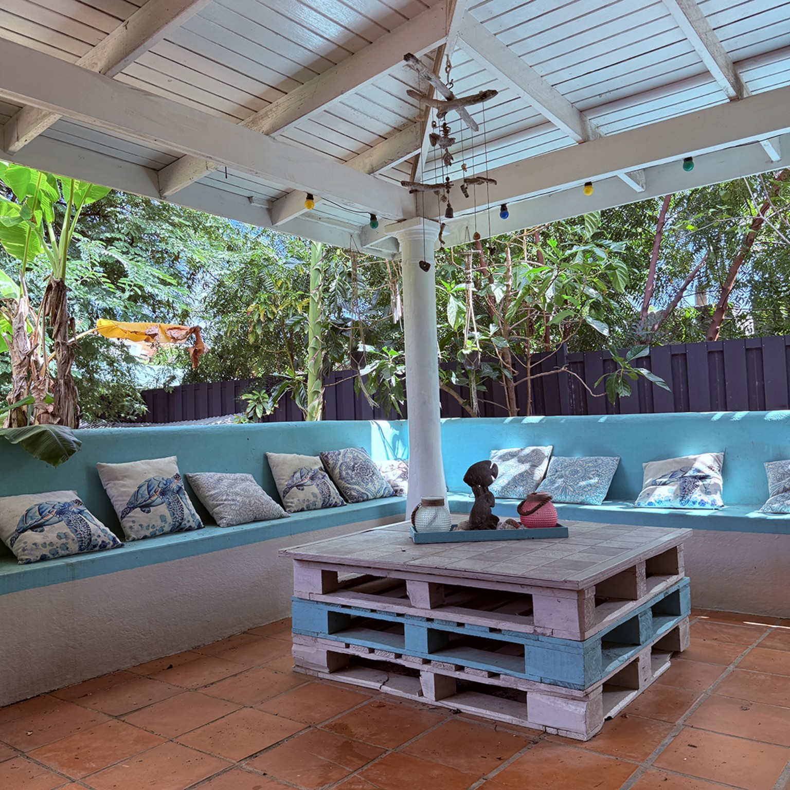 De turquoise loungehoek op de overdekte porch